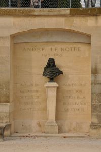 800px-Jardins_des_Tuileries_-_Buste_d'André_Le_Nôtre