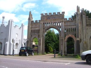 Lodge_and_entrance_to_Hadlow_Castle