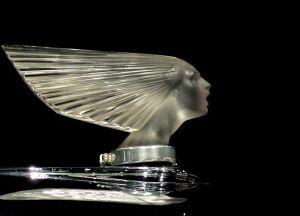 800px-Lalique_%22Spirit_of_the_Wind%22_Mascot_-_Flickr_-_ingridtaylar